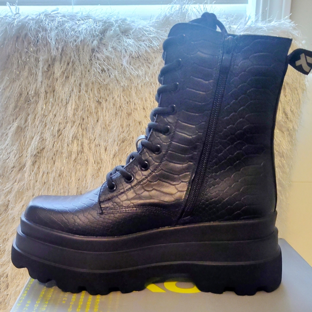 Elegant Black Platform Lace-Up Boots - Picture 2 of 3